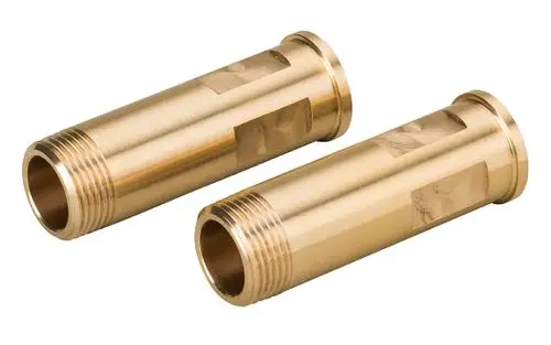 Adapterteile aus Metall mit Gewinde und glatter Oberfläche, geeignet für eine Verbindung im Sanitärbereich, vermutlich von der Marke Grünbeck.